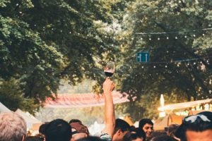festival avec un verre de vin