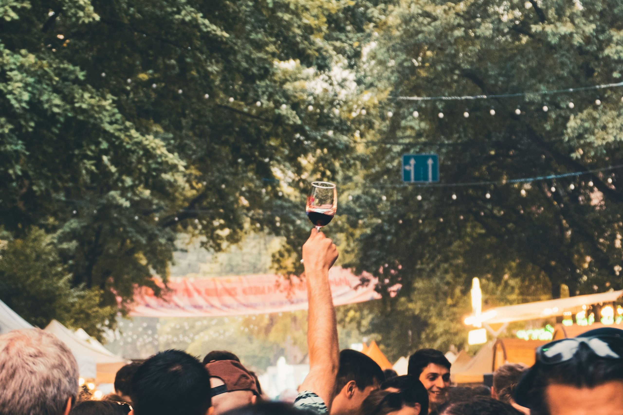 festival avec un verre de vin